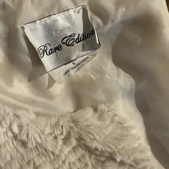 Rare edition Faux fur vest, Girl size 6 - Picture 2 of 2